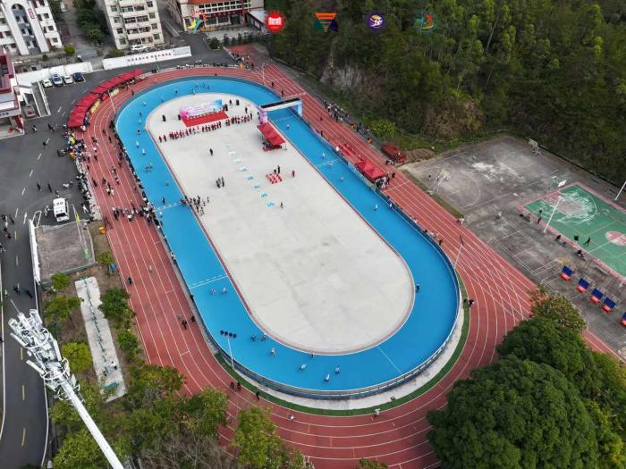 轮滑场地专用|白色 PE 防撞板界墙:安全防护新标杆